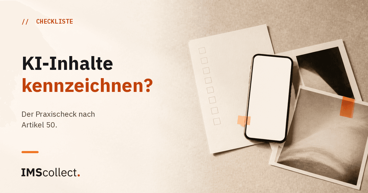 Auf einer cremefarbenen Arbeitsfläche liegen eine unbeschriftete Checkliste, ein Smartphone mit leerem Bildschirm und mehrere Medienkarten mit orangefarbenen Prüfmarkierungen.