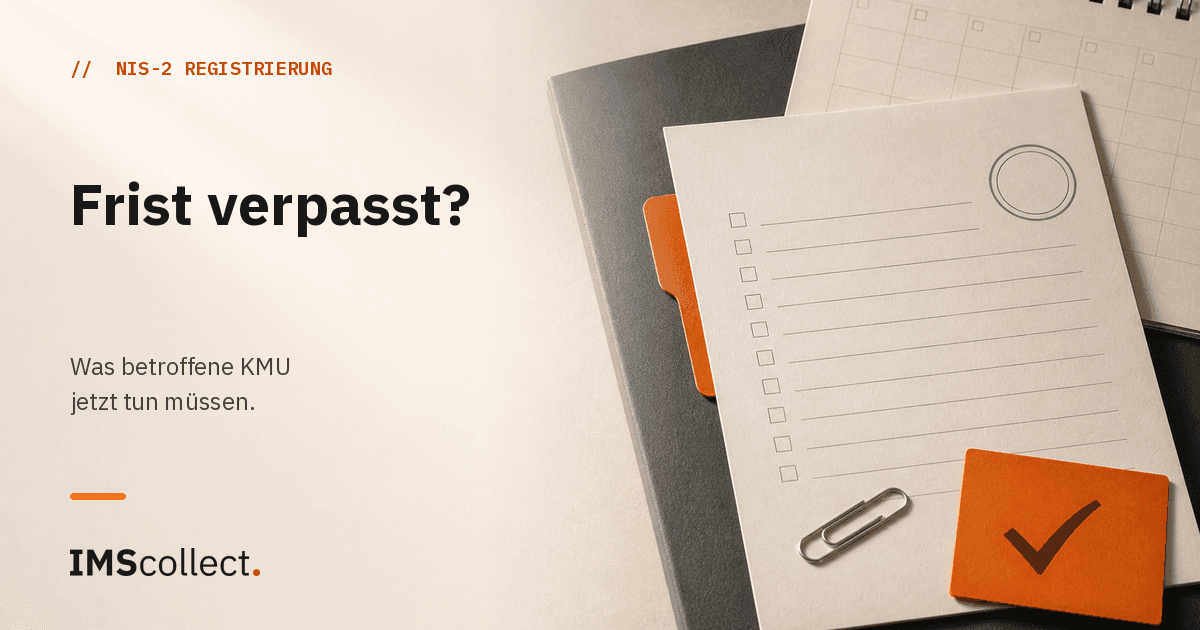 Auf einer cremefarbenen Arbeitsfläche liegen eine unbeschriftete Registrierungscheckliste, ein Kalender, ein Ordner und eine orange Prüfkarte.
